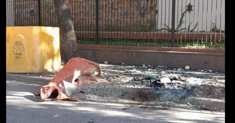 La campana que fue incendiada en esta oportunidad se encontraba en calle 3 de Febrero al 1000