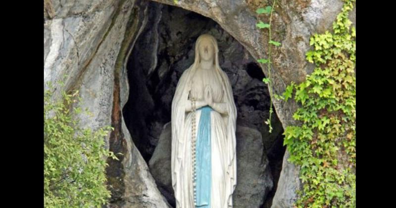 La Virgen se le apareció por última vez a la niña Bernadette el 16 de julio de 1858 