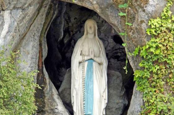 La Virgen se le apareció por última vez a la niña Bernadette el 16 de julio de 1858 