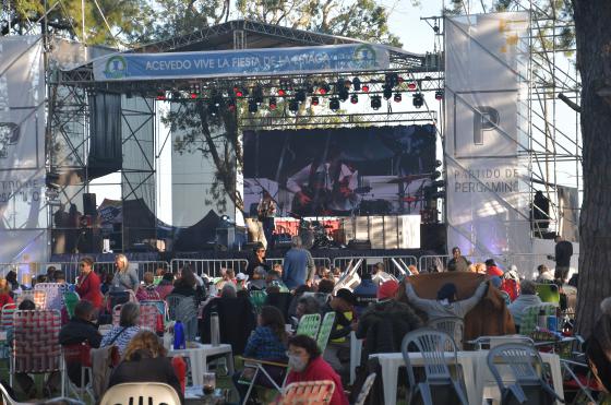 Mucho folklore desde temprano en la plaza de Acevedo