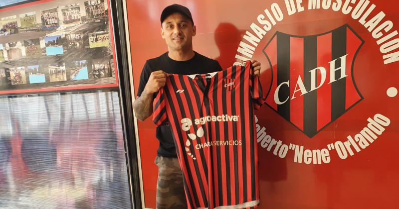 César Pereyra con la camiseta rojinegra luego de la firma del contrato
