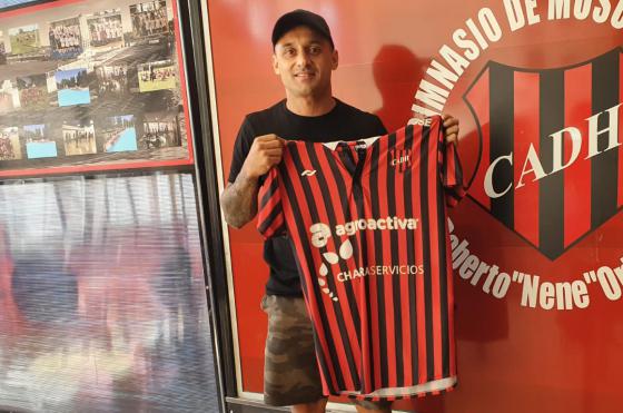 César Pereyra con la camiseta rojinegra luego de la firma del contrato