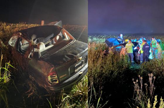 El Chevrolet Corsa terminó destruido luego del despiste y el vuelco 