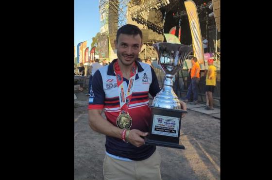 Joaquín Debeljuh con el trofeo que lo consagró subcampeón sudamericano  