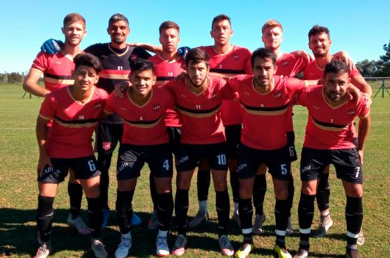 La formación inicial que presentó Douglas este martes en General Rodríguez frente a Flandria