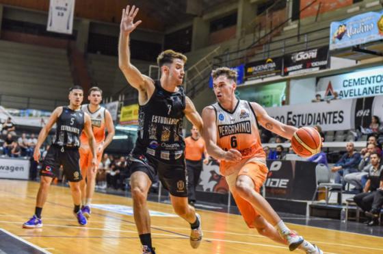 Federico Gobetti en una ofensiva de Pergamino Bsquet en la derrota ante Estudiantes de Olavarría