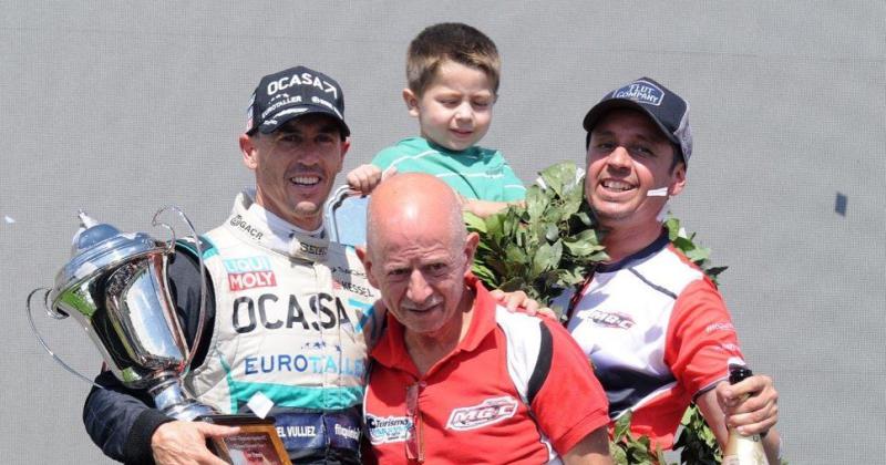 Daniel Caluch y Mauro García celebran en el podio el triunfo de Leonel Pernía