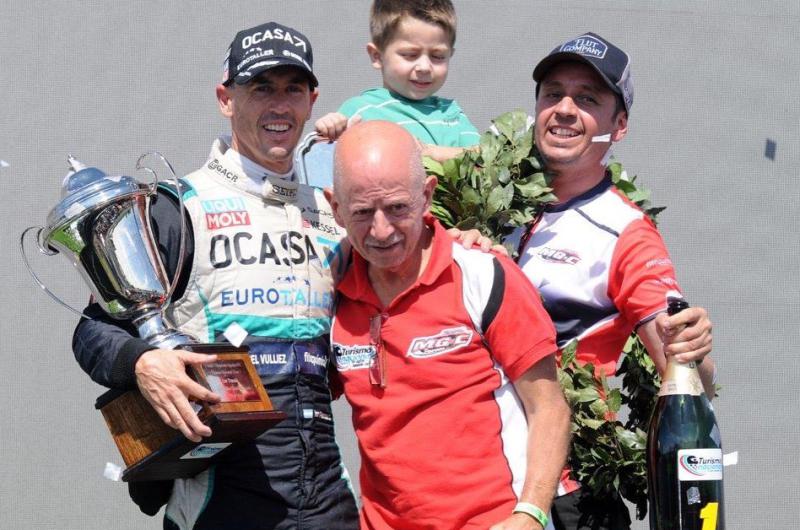 Daniel Caluch y Mauro García celebran en el podio el triunfo de Leonel Pernía