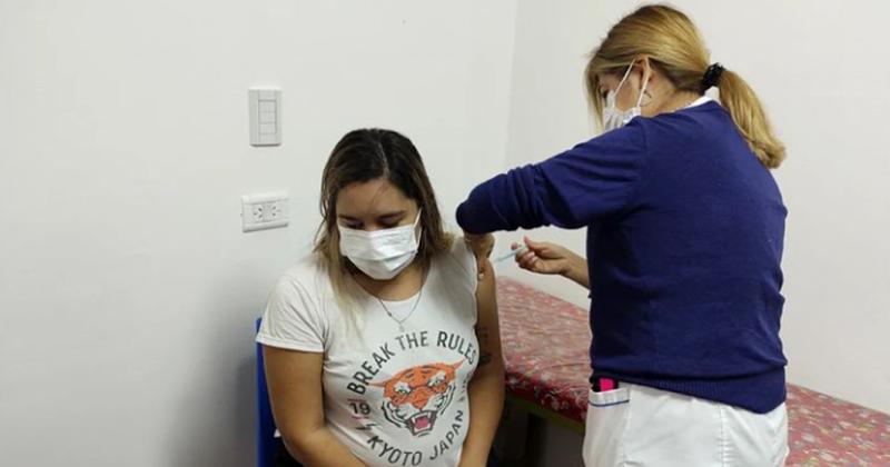 La vacunación contra la gripe comenzó en el Hospital San José inmunizando al personal de salud