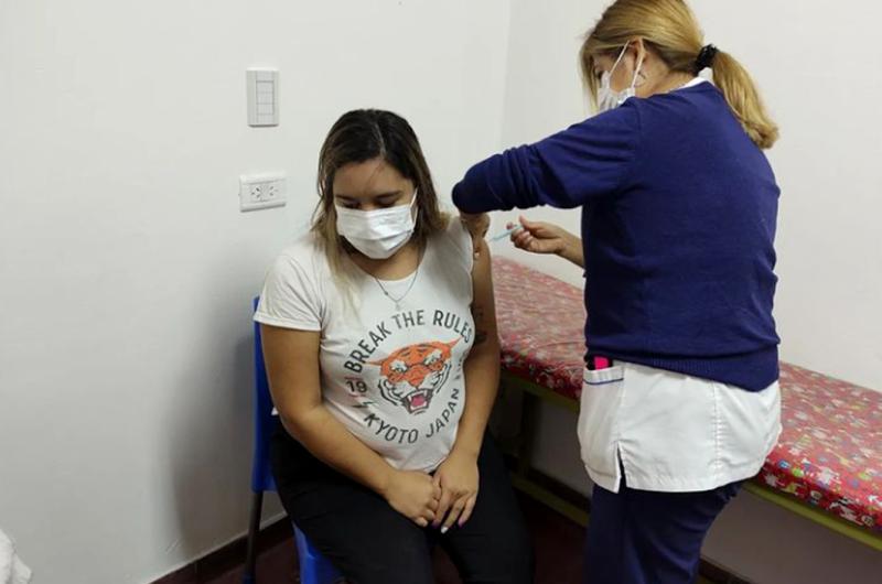 La vacunación contra la gripe comenzó en el Hospital San José inmunizando al personal de salud