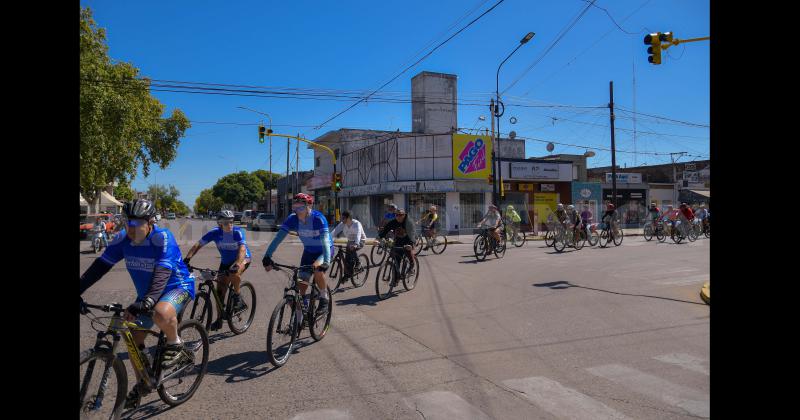 Un importante grupo de ciclistas realizó el tradicional circuito de las cuatro avenidas