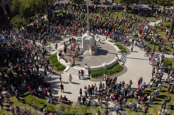 Una multitud de vecinos se autoconvocó este sbado al mediodía en la plaza principal de Pergamino