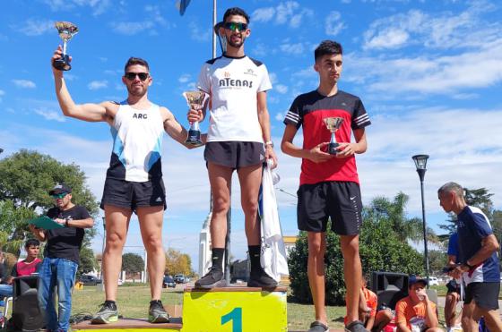 El podio de la clasificación general con Mariano García (2º) Alexis Gardini (1º) e Ivo Tapia (3º)