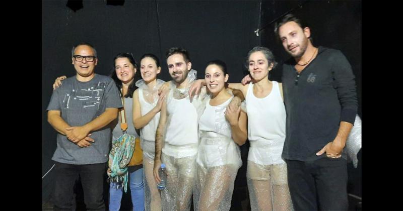 La obra est inscripta en la línea del teatro performtico