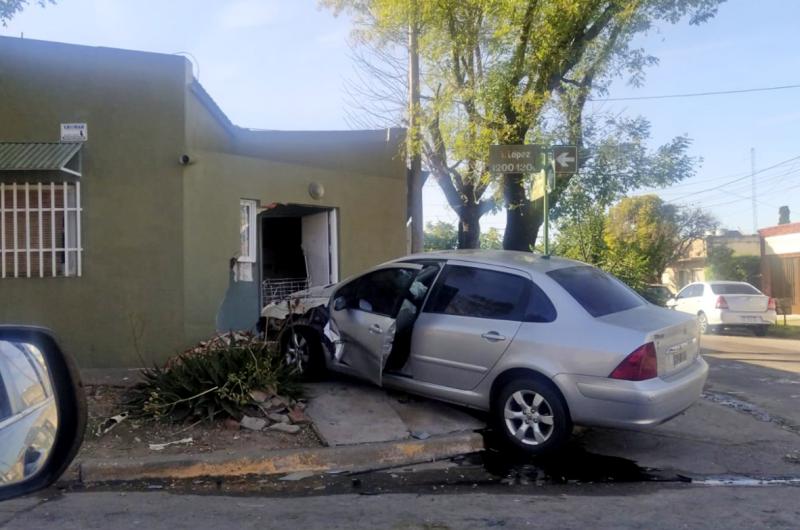 El Peugeot 307 terminó su carrera impactando contra una vivienda del barrio Vicente López