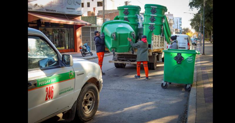 Ayer al mediodía personal municipal empezó a colocar los nuevos recipientes verdes