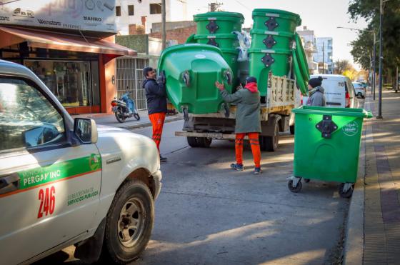 Ayer al mediodía personal municipal empezó a colocar los nuevos recipientes verdes