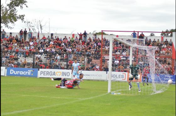 Mauro Siergiejuk convierte de cabeza el 2 a 0 ante el equipo salteño