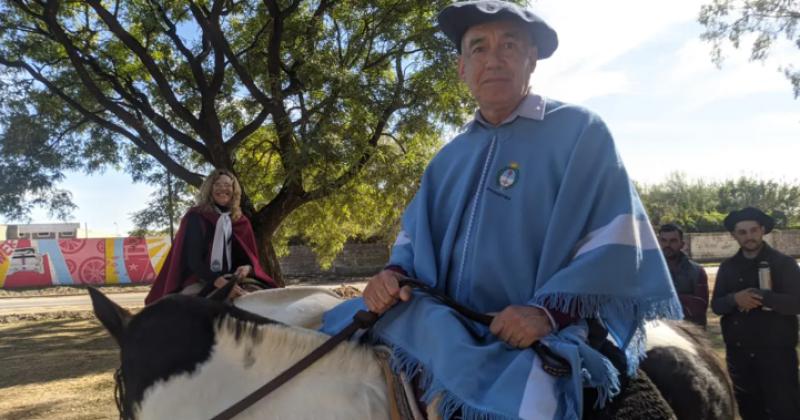 Carlos Figueroa junto a su mujer peregrinan a caballo por varios puntos del país