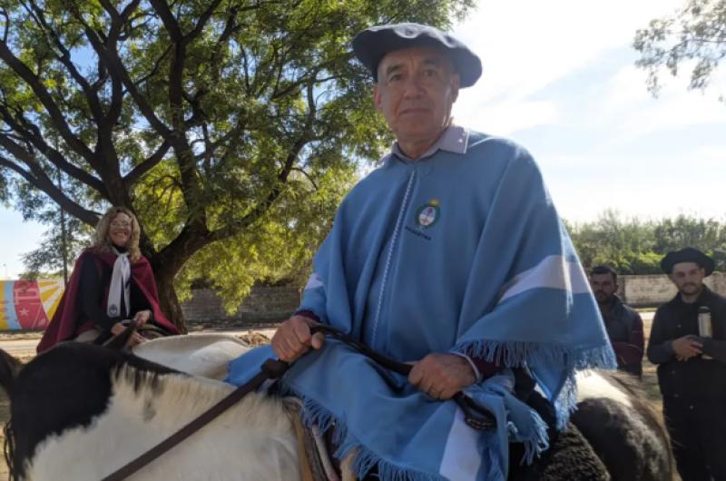 Carlos Figueroa junto a su mujer peregrinan a caballo por varios puntos del país