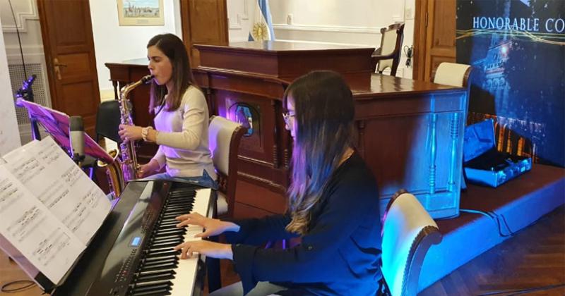 Luciana Flores en saxofón y Karen Marchetto en piano brindaron Música de cmara