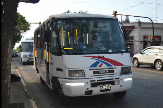 Un colectivo circula por las calles de Pergamino