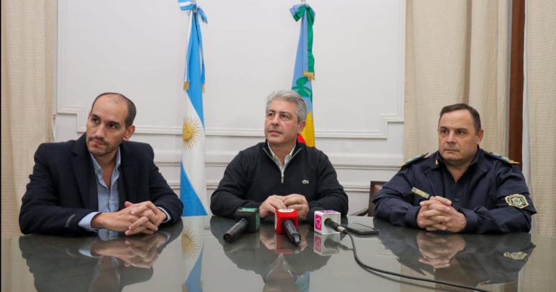 Ignacio Doddi Javier Martínez y el comisario Mario Demaestri durante la conferencia de prensa que se llevó a cabo en el Municipio