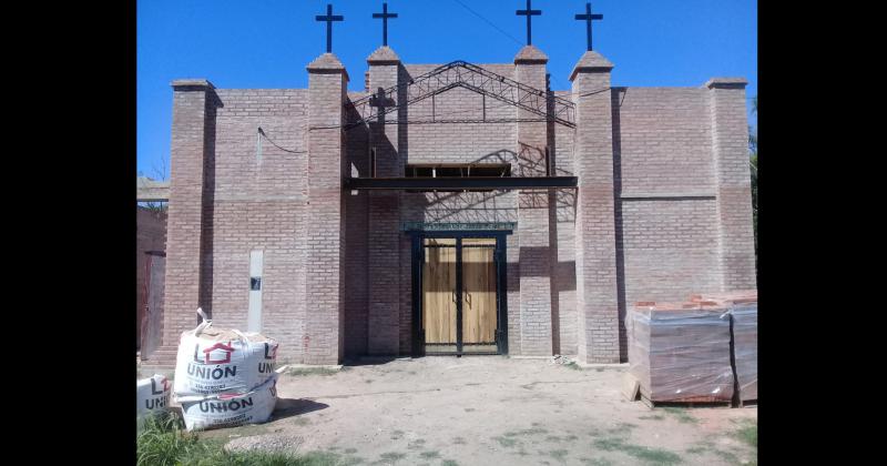 La capilla se emplaza en el barrio María del Rosario de la vecina localidad de La Emilia
