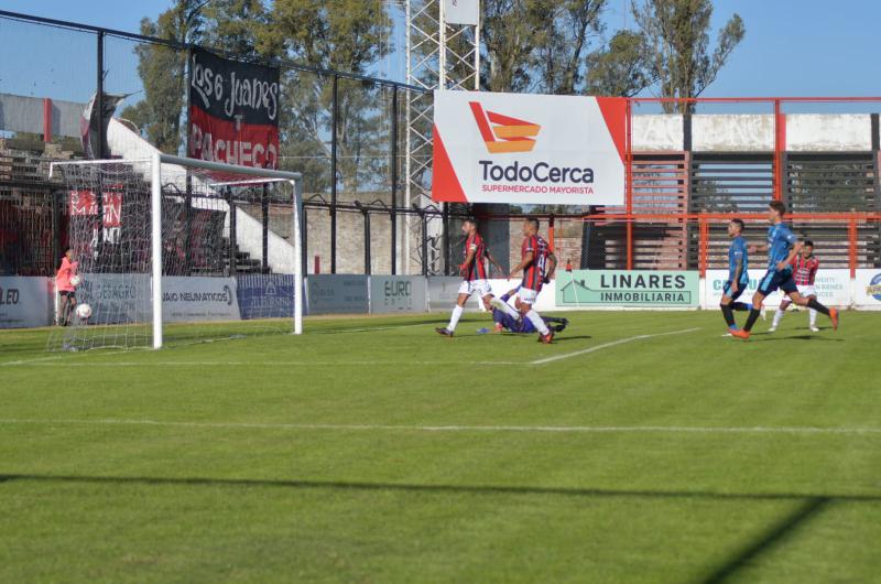 Alvaro De Gaetani anotó de cabeza el primer gol del partido y luego fue la figura de la cancha