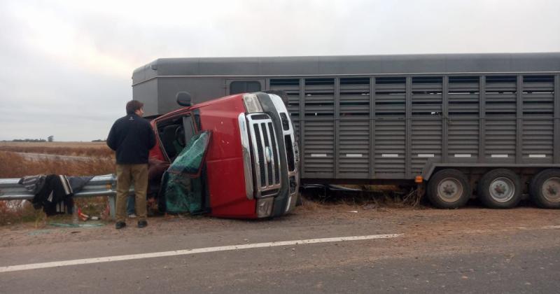 La camioneta volcó al intentar girar en la intersección de ruta Nº 8 y la bajada de la autopista en Fontezuela