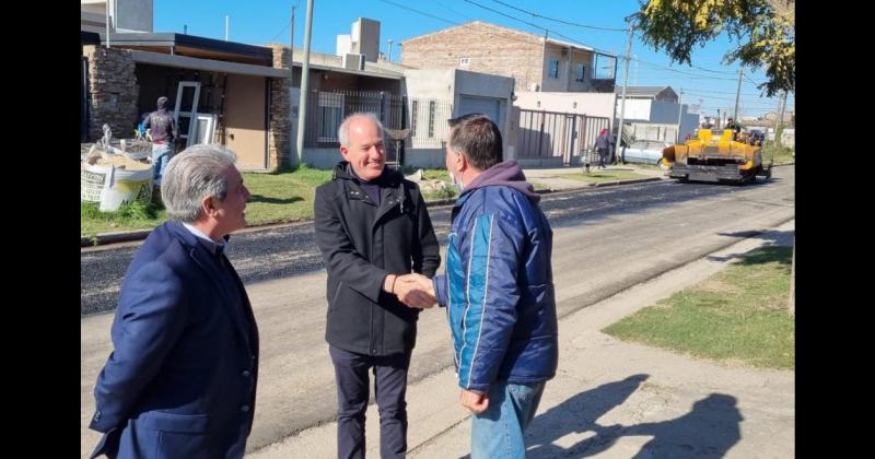 Ayer el intendente Martínez estuvo junto al concejal Maiztegui recorriendo un sector del barrio Illia