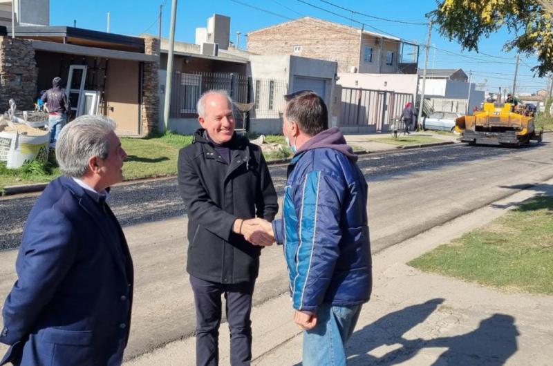 Ayer el intendente Martínez estuvo junto al concejal Maiztegui recorriendo un sector del barrio Illia