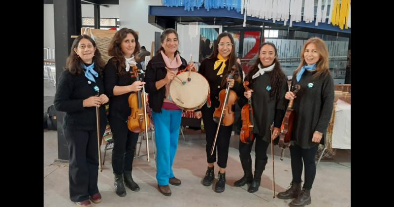 La coplera Cecilia Lovizio y Las Antonias Quinteto de cuerdas