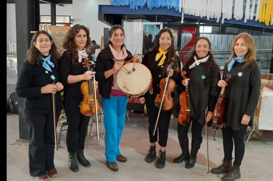 La coplera Cecilia Lovizio y Las Antonias Quinteto de cuerdas