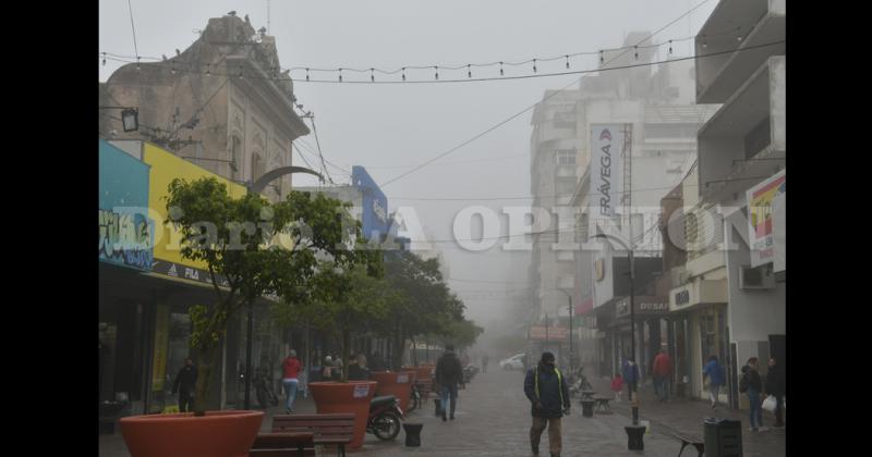 Una vista de la Peatonal San Nicols- apenas se veían unos metros durante la mañana