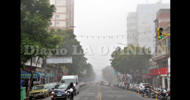 Avenida de Mayo y San Nicols- en algunos sectores la niebla se disipó a media mañana