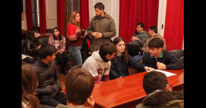 Ultiman detalles para una nueva sesión del Parlamento Estudiantil con distintos temas