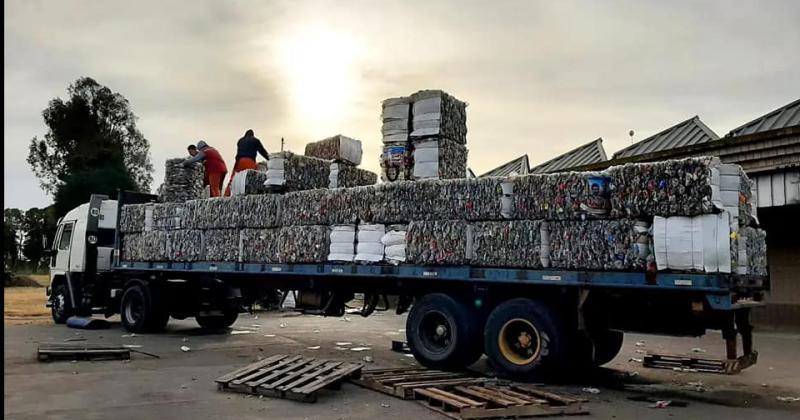 Estiman que fueron alrededor de 8 mil kilogramos de botellas PET para reciclar las que salieron este miércoles