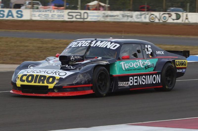 El Chevrolet de José Rasuk en plena aceleración en el autódromo de Concordia