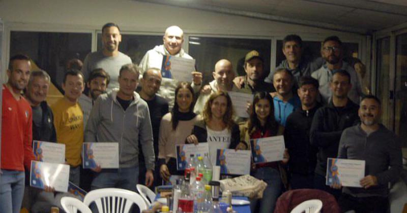 La Asociación Atlética Pergamino agasajó con una cena a los atletas locales que corrieron los 42K en Rosario