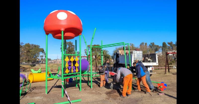 Trabajan en la zona de juegos del Parque Municipal General San Martín