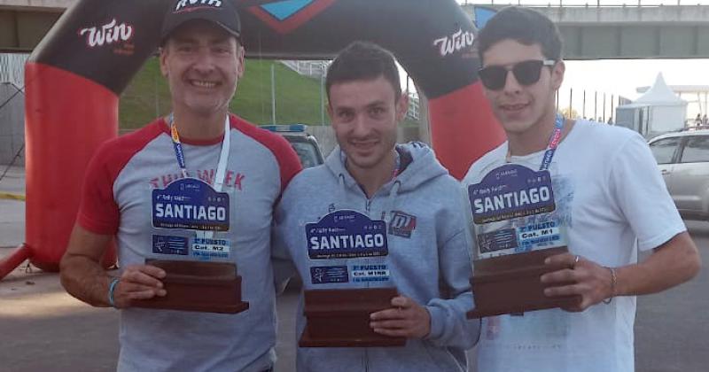 Eduardo Lastra Joaquín Debeljuh y Rocco Taruselli integrantes del JDT Racing Team con sus trofeos