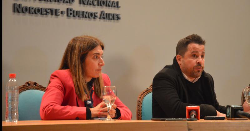 Danya Tavela y Martín Tetaz durante la charla en la Unnoba