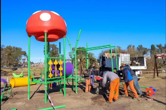 Trabajan en la zona de juegos del Parque Municipal General San Martín