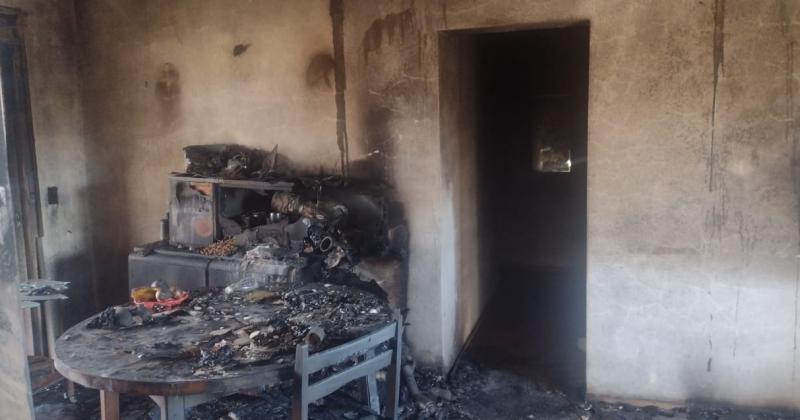 Una familia perdioacute todo al incendiarse su vivienda