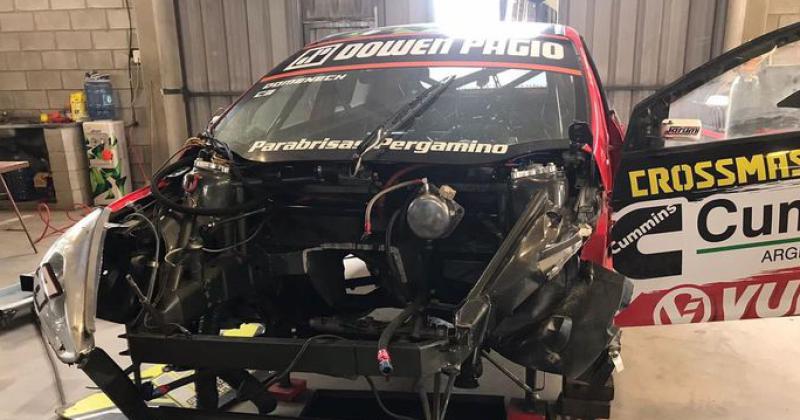 El Saturni Racing ya desarmó el Focus de Domenech para comenzar la reparación