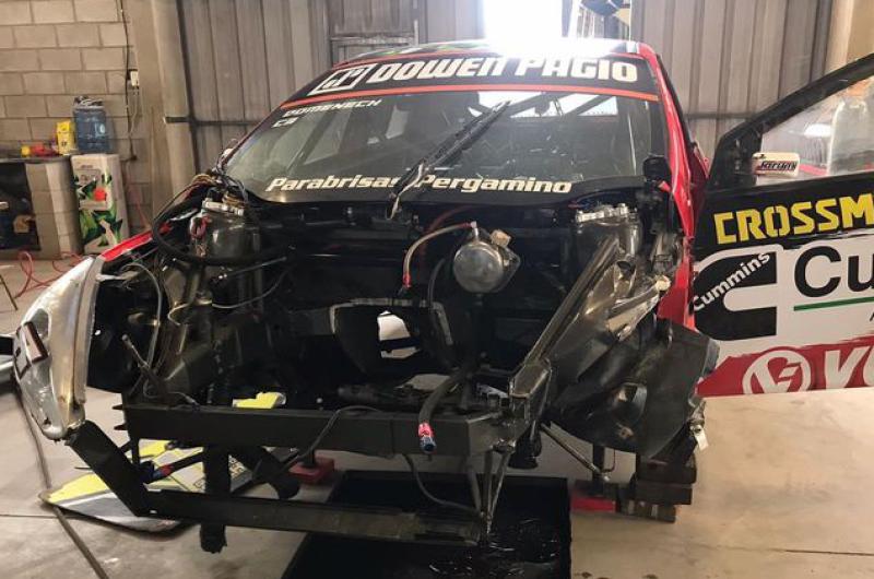 El Saturni Racing ya desarmó el Focus de Domenech para comenzar la reparación