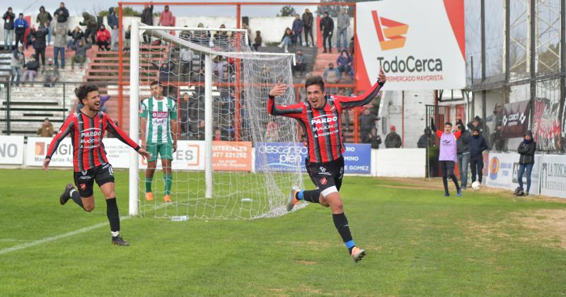 Favio Cabral celebró su segundo gol en el triunfo ante Unión