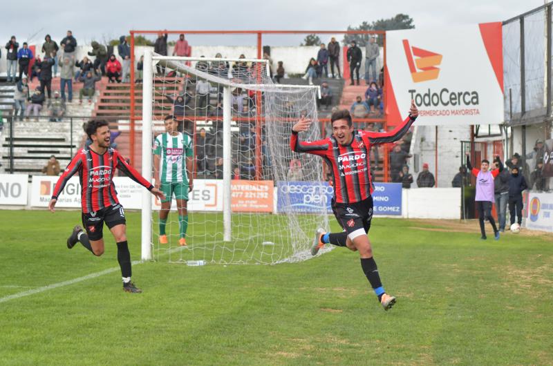Favio Cabral celebró su segundo gol en el triunfo ante Unión