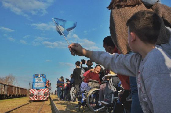 Una multitud acompañó el miércoles a la tarde la llegada de este tren que realizó un viaje de prueba a San Antonio de Areco y hay expectativas para ampliar el ramal